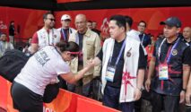 Menpora Erick Thohir merayakan pencapaian medali emas kontingen Indonesia