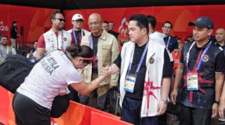 Menpora Erick Thohir merayakan pencapaian medali emas kontingen Indonesia
