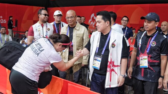 Menpora Erick Thohir merayakan pencapaian medali emas kontingen Indonesia