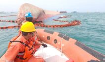 Pengamanan lokasi tenggelam KMP Batumandi dengan buoy dan oil boom