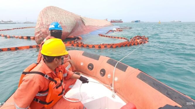 Pengamanan lokasi tenggelam KMP Batumandi dengan buoy dan oil boom