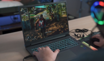 Laptop gaming dengan keyboard RGB menjalankan game saat digunakan bermain