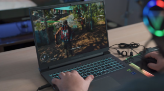 Laptop gaming dengan keyboard RGB menjalankan game saat digunakan bermain