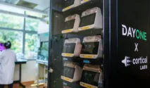 Foto perangkat komputasi biologis CL1 dalam pusat data biologis hasil kolaborasi DayOne dan Cortical Labs di Singapura.