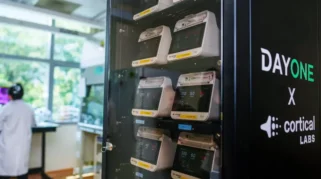 Foto perangkat komputasi biologis CL1 dalam pusat data biologis hasil kolaborasi DayOne dan Cortical Labs di Singapura.