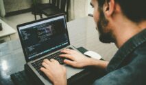 Developer memeriksa kode di laptop saat bug hilang sendiri