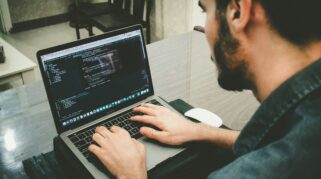 Developer memeriksa kode di laptop saat bug hilang sendiri