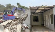 Petugas bongkar bangunan fasilitas ilegal di Lapas Kelas IIA Cibinong