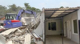 Petugas bongkar bangunan fasilitas ilegal di Lapas Kelas IIA Cibinong