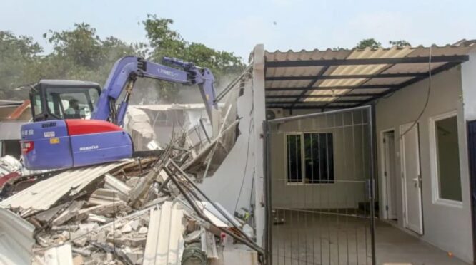 Petugas bongkar bangunan fasilitas ilegal di Lapas Kelas IIA Cibinong