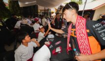 Lima pebalap Moto2 dan Moto3 bersama siswa di Mandalika