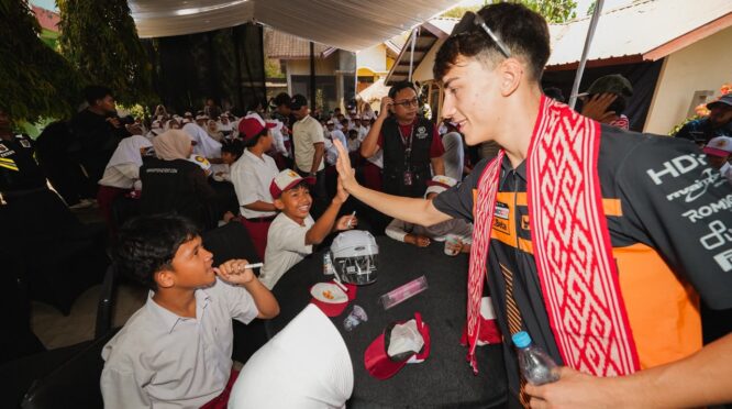 Lima pebalap Moto2 dan Moto3 bersama siswa di Mandalika