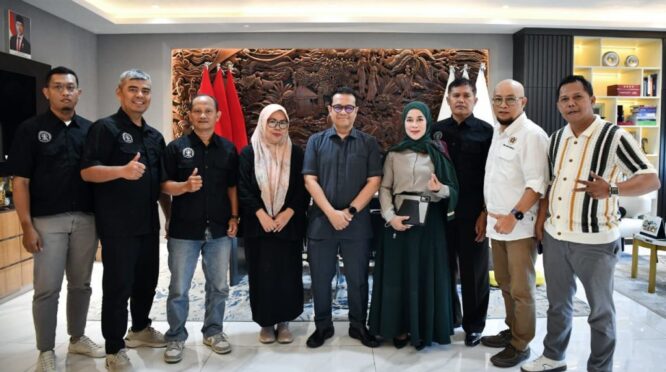 Wamenkomdigi Nezar Patria berfoto bersama perwakilan JHB dan PWI Jabar